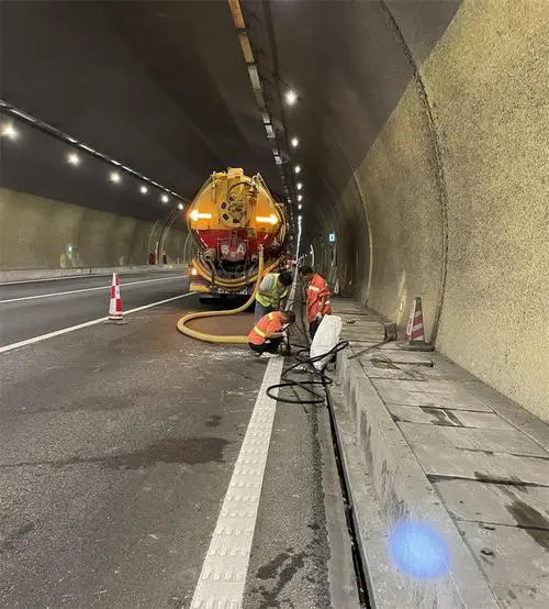 盐边隧道排水渠清淤